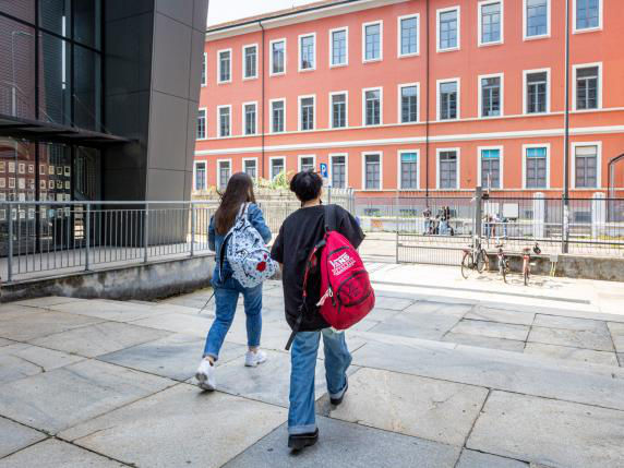 Al Carducci di Milano compiti delle vacanze «suggeriti», niente mezzi voti ed esami di riparazione anticipati